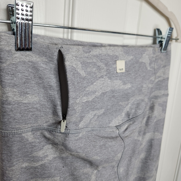 Vuori Gray Camo Leggings Yoga Pants Size Small - Picture 3 of 6